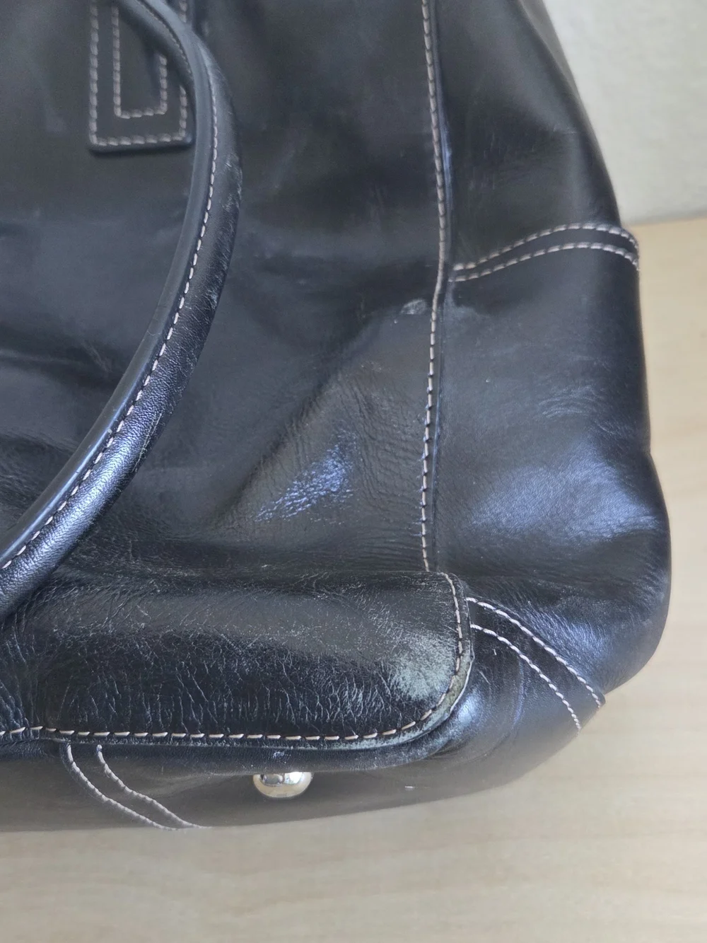 Fossil Black Leather Tote Bag with Contrast Stitching